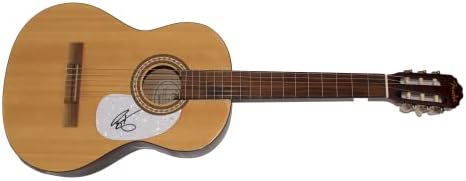 ריילי גרין חתמה על חתימה בגודל מלא פנדר גיטרה אקוסטית עם אימות ג 'יימס ספנס ג' יי. אס. איי. קוא - כוכבת מוזיקת קאנטרי - הייתה הבחורה הזו,